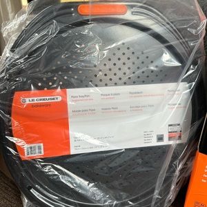 New in packing Le Creuset pizza sheet